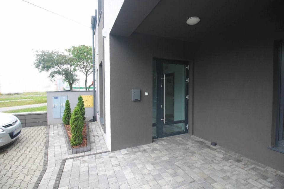 Przestronny, przy głownej drodze, duży parking