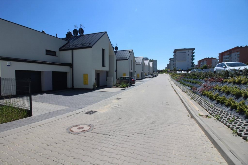 Duży ogród 130 m2+niezależny garaż+schowek w cenie