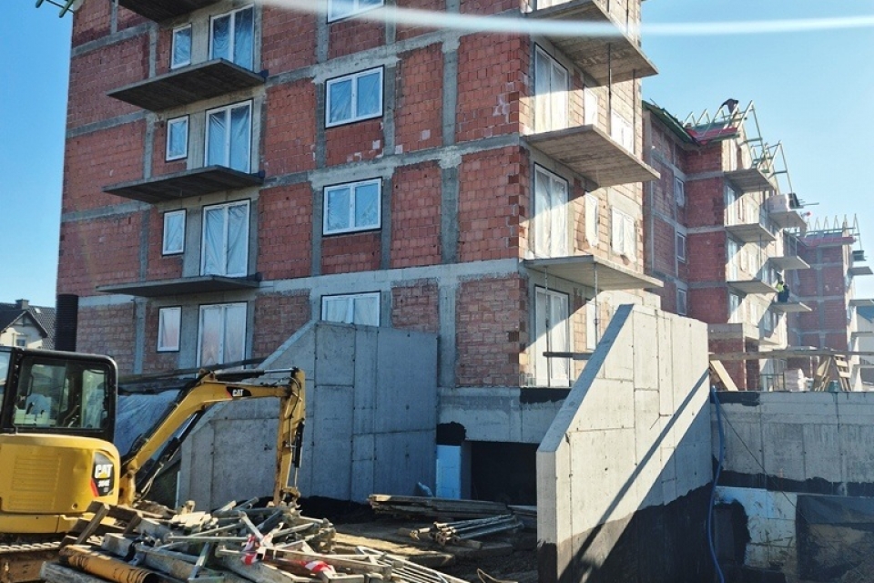 2 pokoje z antresolą(całość 70m2) z garażem