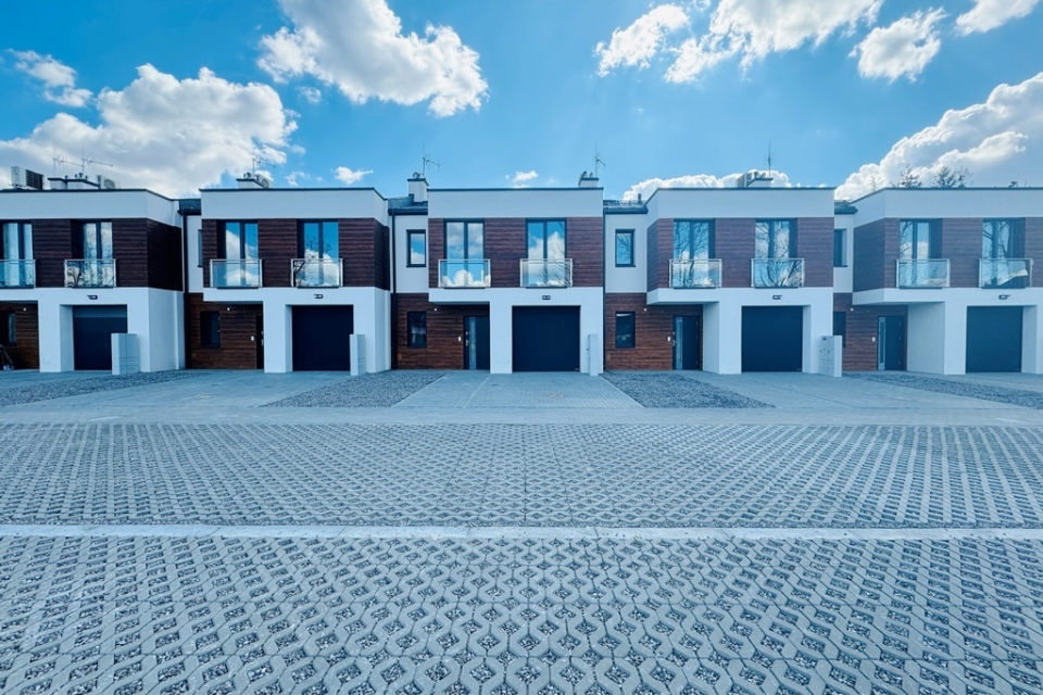 Gotowa szeregówka|garaż w bryle|Głogów Młp