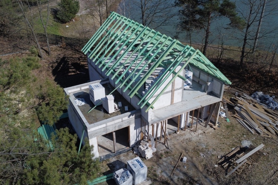 Dom jednorodzinny z poddaszem /działka 9 ar /garaż