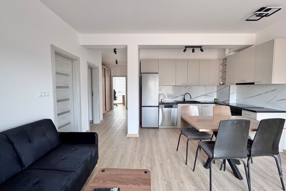 4 pok., balkon 7m2, 2 m.postojowe, urządzone, nowe