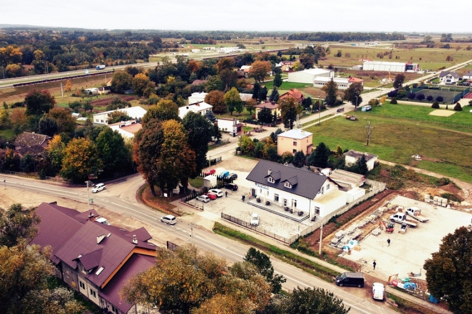 Budynek usług.-handl.–biura/pokoje-duży parking