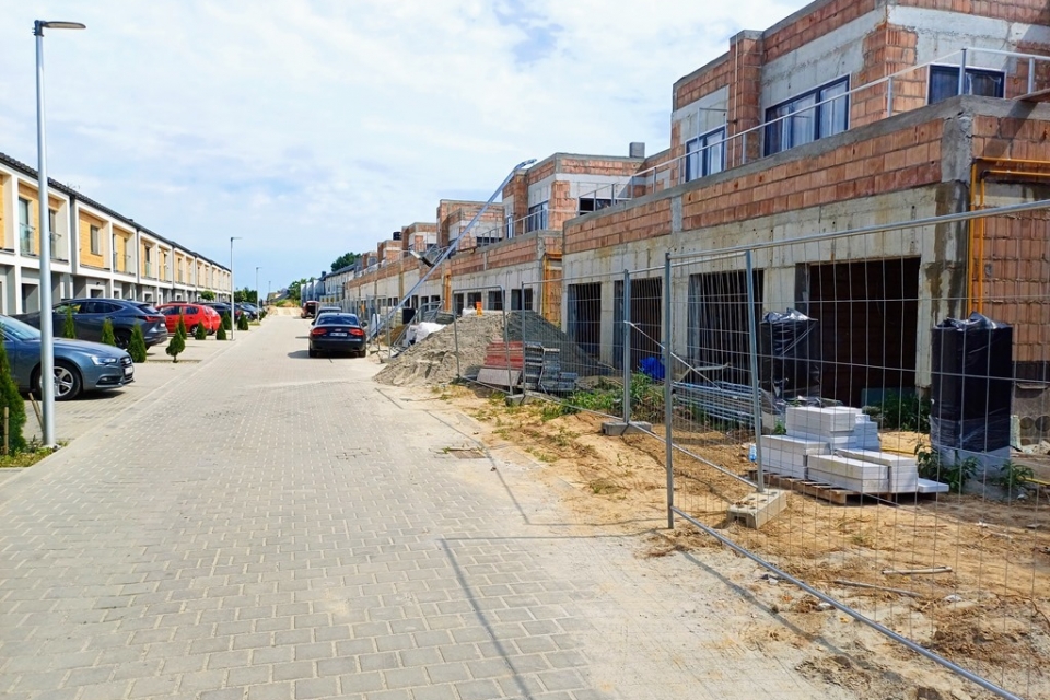 Przestronne z niezależnym garażem i ogródkiem